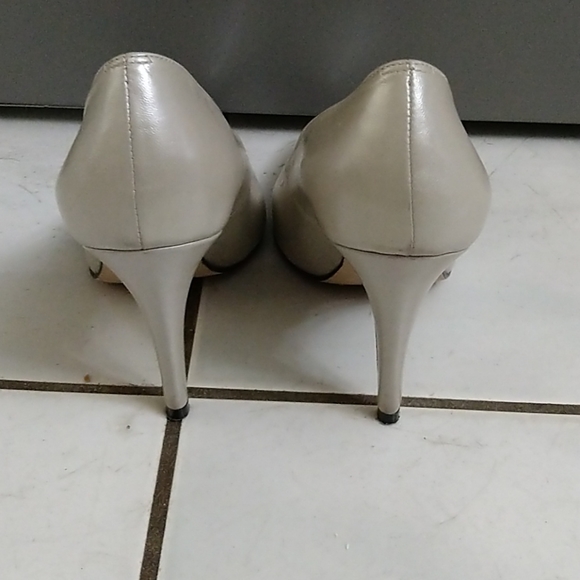 Tan heels - Picture 4 of 4